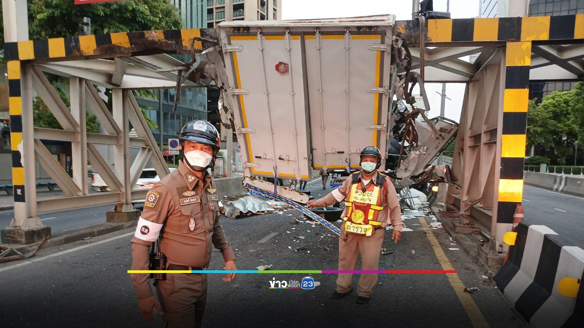 รถบรรทุกชนคานกั้นความสูงแยกพญาไท รถติดยาวเหยียด