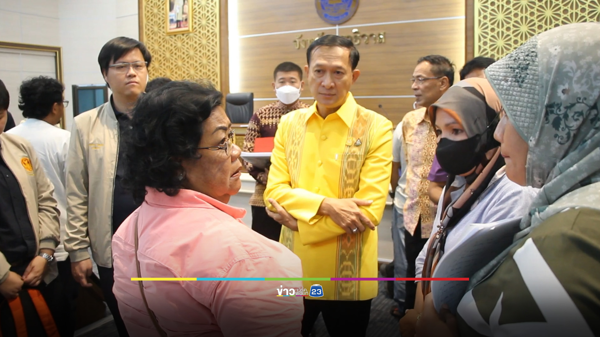 คนนราฯ นับพันบุกศาลากลาง ร้องเยียวยาน้ำท่วมไม่เป็นธรรม