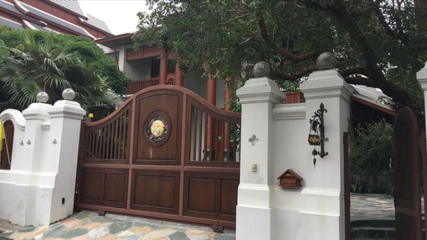 ประกาศขายบ้านไม้สักทอง “สรพงศ์ ชาตรี” พร้อมที่ดินด่วน ราคา 99 ล้านบาท!