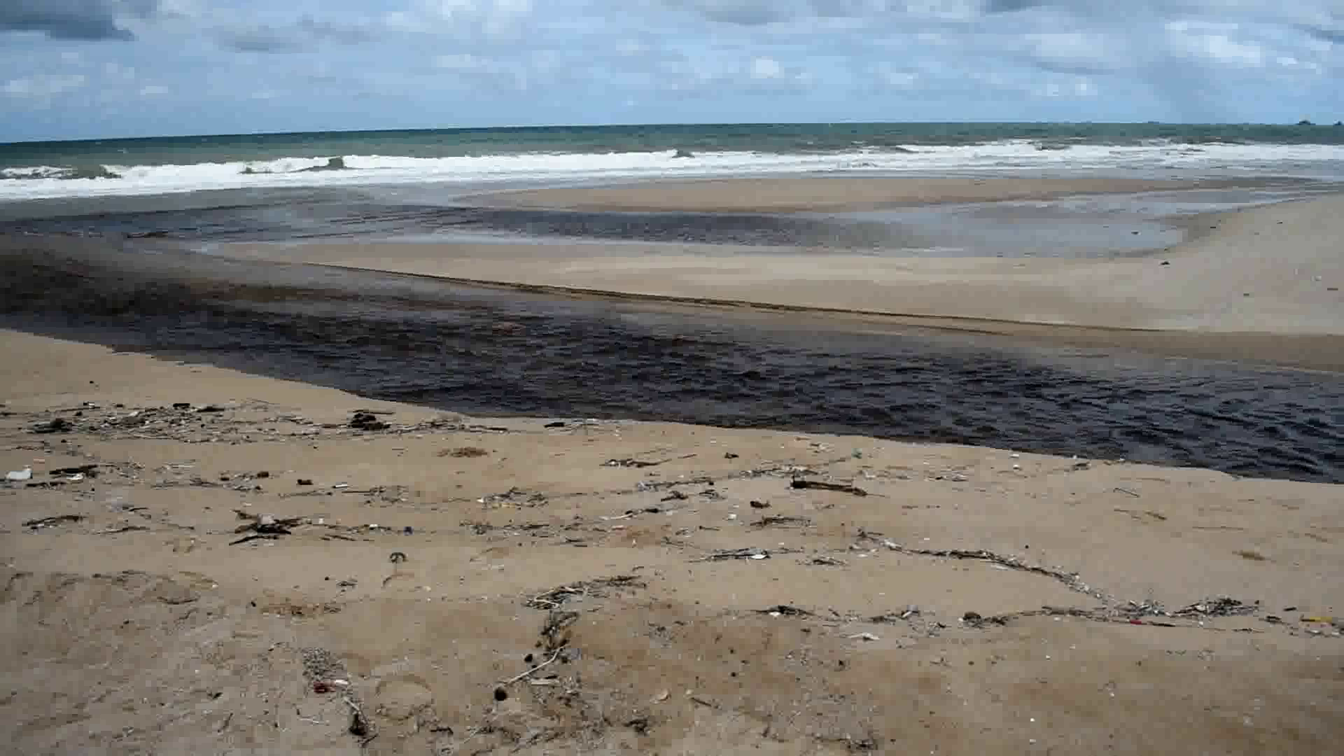 อบต.แจงเหตุน้ำทะเล "หาดแม่รำพึง" กลายเป็นสีดำ-เหม็น