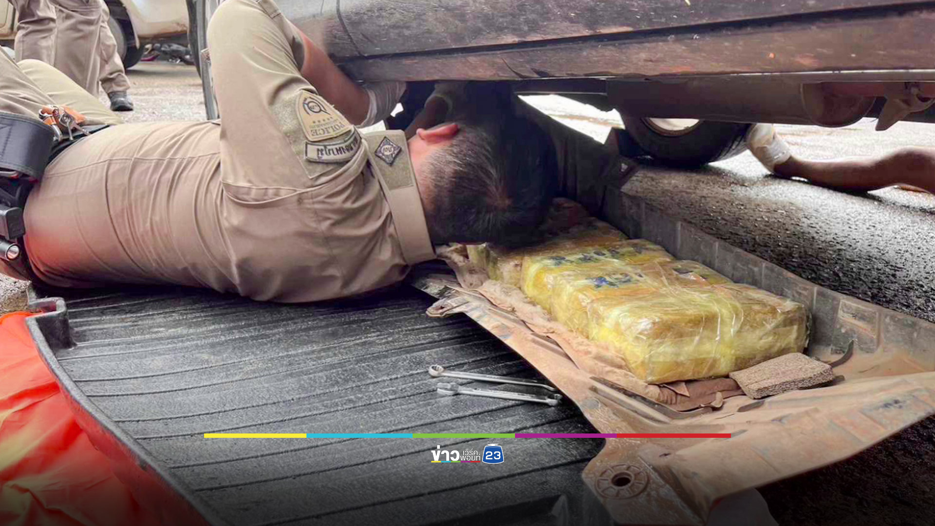 ซวย! แตรรถดังเองขณะขับผ่านจุดตรวจ จนท.เข้าค้นเจอยาเสพติดเพียบ