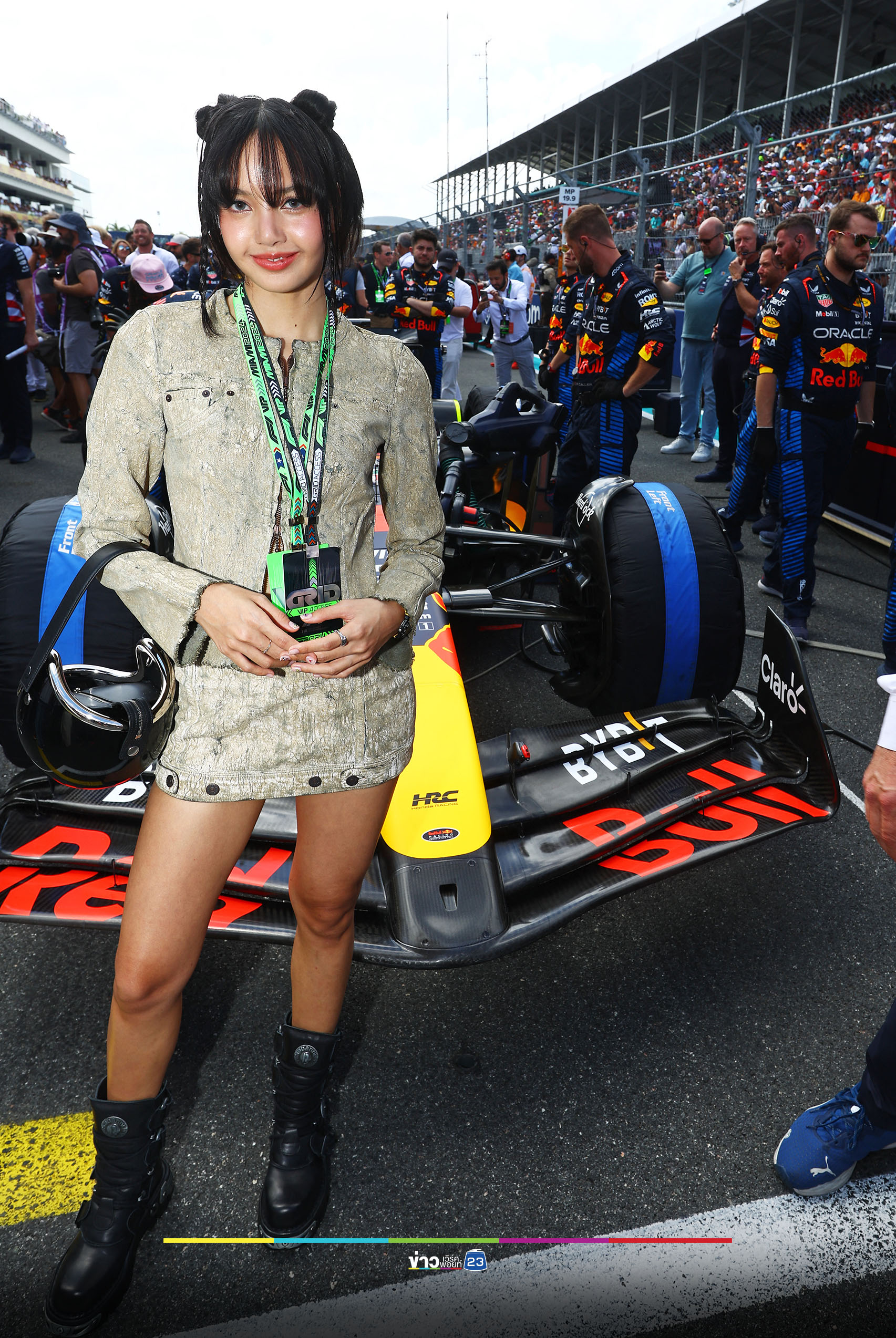 “ลิซ่า” โผล่สนามกรังด์ปรีซ์ F-1 โบกธงเข้าเส้นชัย