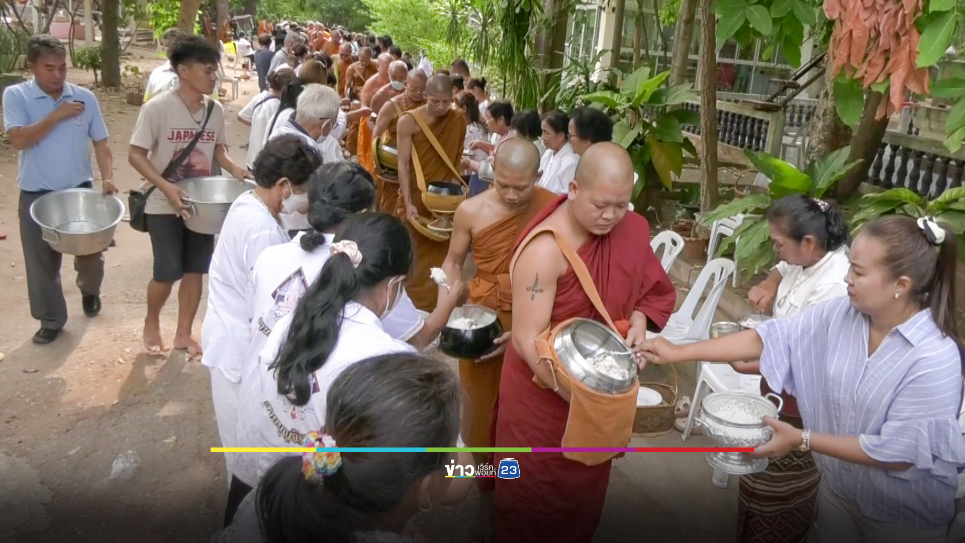 แห่ทำบุญตักบาตรงานปริวาสกรรม คอหวยไม่พลาดส่องเลขขันน้ำมนต์