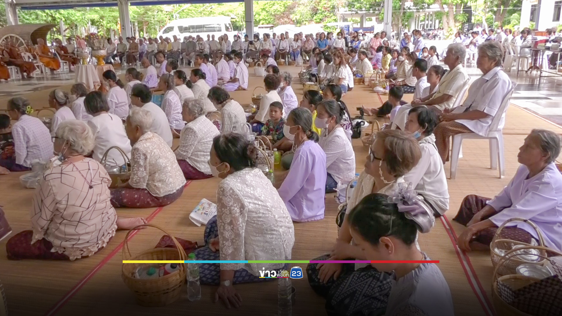 แห่ทำบุญตักบาตรงานปริวาสกรรม คอหวยไม่พลาดส่องเลขขันน้ำมนต์