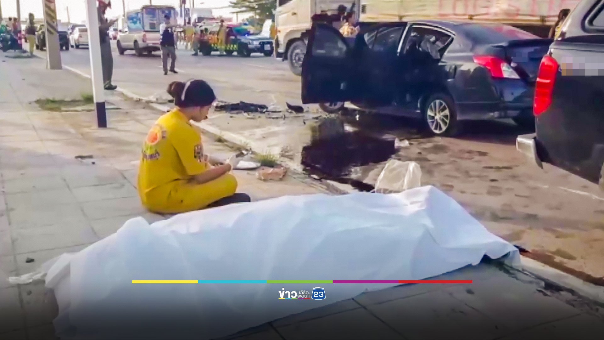 SUV ชนสุนัขก่อนข้ามเลนมาชนรถตู้กับรถเก๋ง มีคนเจ็บอื้อ คนขับเก๋งเสียชีวิต