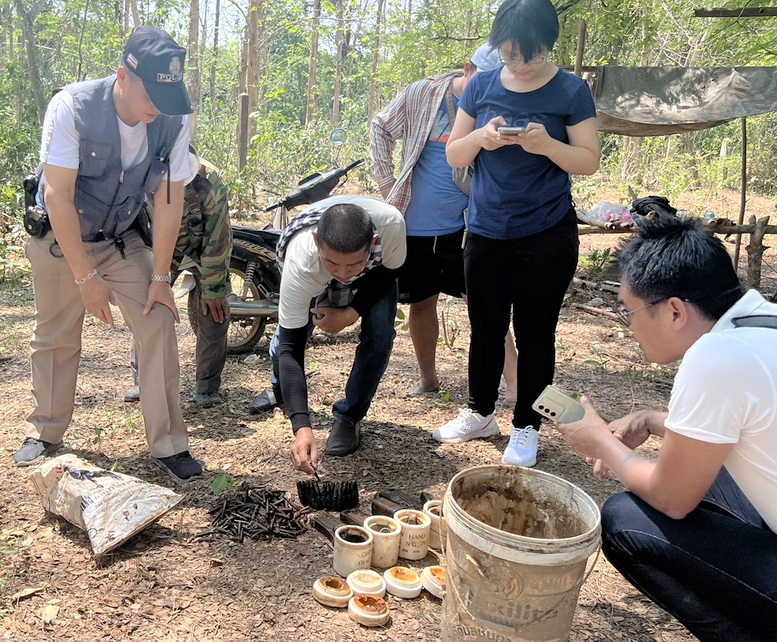 คนเลี้ยงวัวผงะ เจอระเบิด 5 ลูก กระสุนปืนเกือบ 500 นัดซุกในถังสี