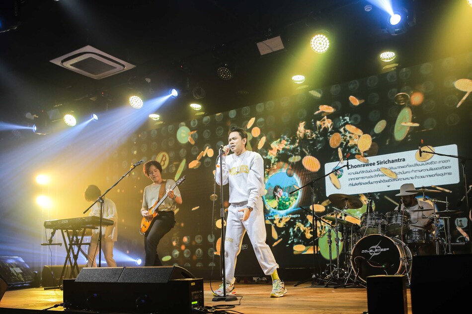 เปิดประวัติ "แอ็คมี่ DoubleDeep" หลังโพสต์รูปคู่ "ทักษิณ" ระยะประชิด