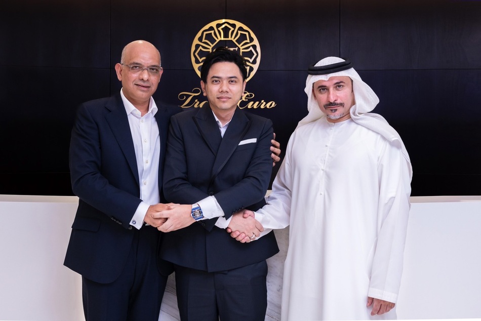 เปิดประวัติ "แอ็คมี่ DoubleDeep" หลังโพสต์รูปคู่ "ทักษิณ" ระยะประชิด