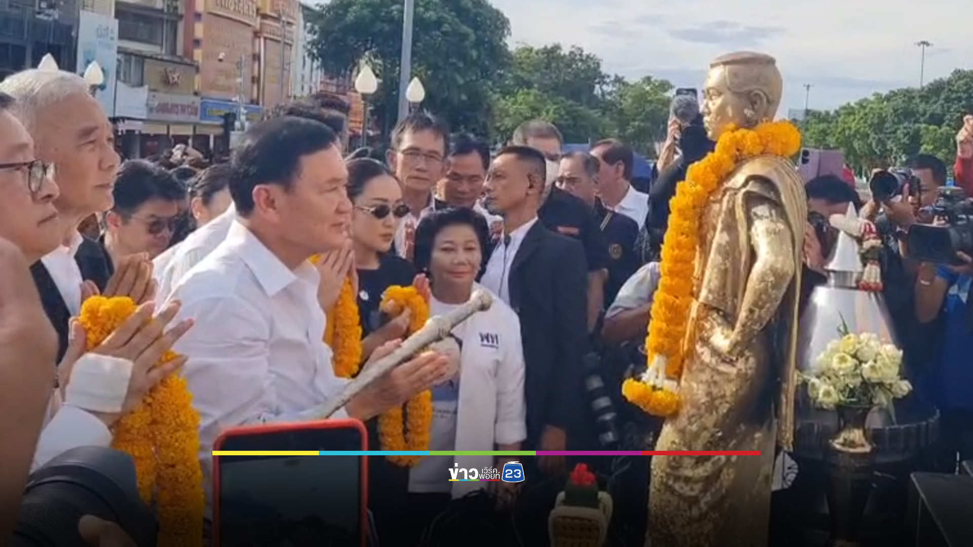 “ทักษิณ” สักการะย่าโม แย้ม “สุวัจน์” เตรียมซบเพื่อไทย