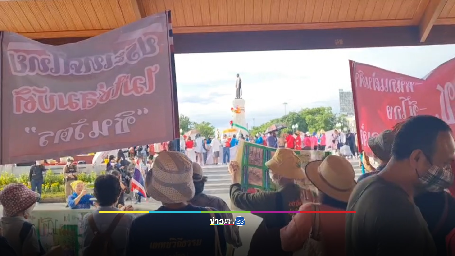 “ทักษิณ” สักการะย่าโม แย้ม “สุวัจน์” เตรียมซบเพื่อไทย