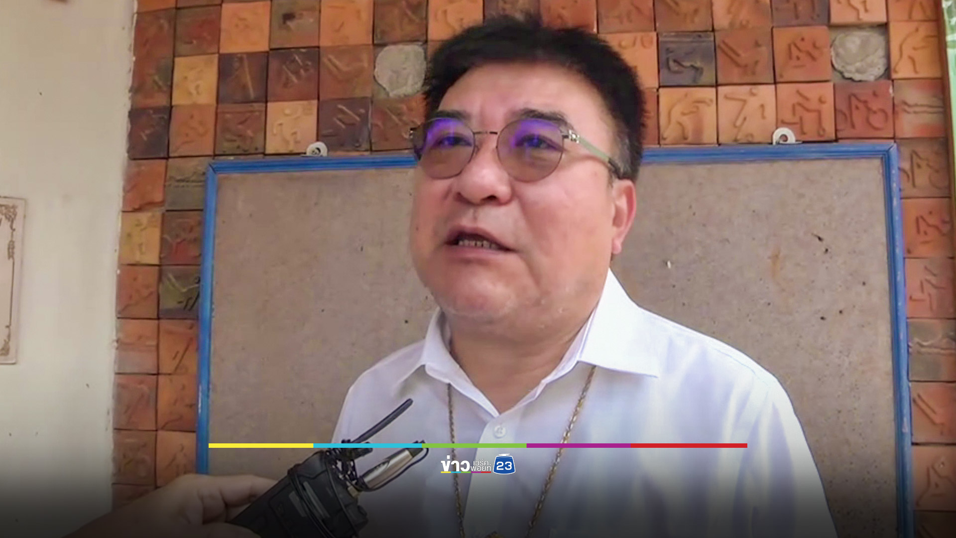 พนักงาน ทม.ซ่อมหลังคาตลาด พลาดตกร่างกระแทกพื้นดับสลด