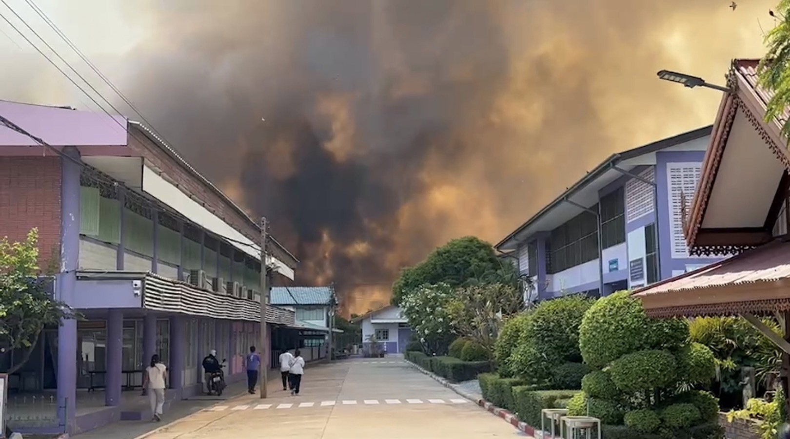 อพยพเด็กนักเรียนหนีไฟไหม้ลามหลัง รร.