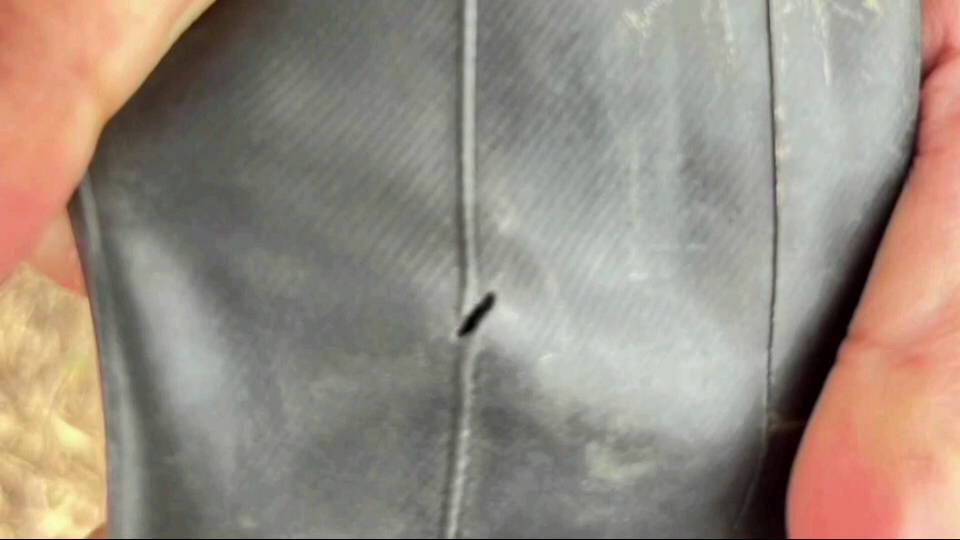 มือดีแทงยางรถ จยย. ชาวบ้านรั่วนับสิบ-คาดคนท้องที่หวง 'เห็ดเผาะ'