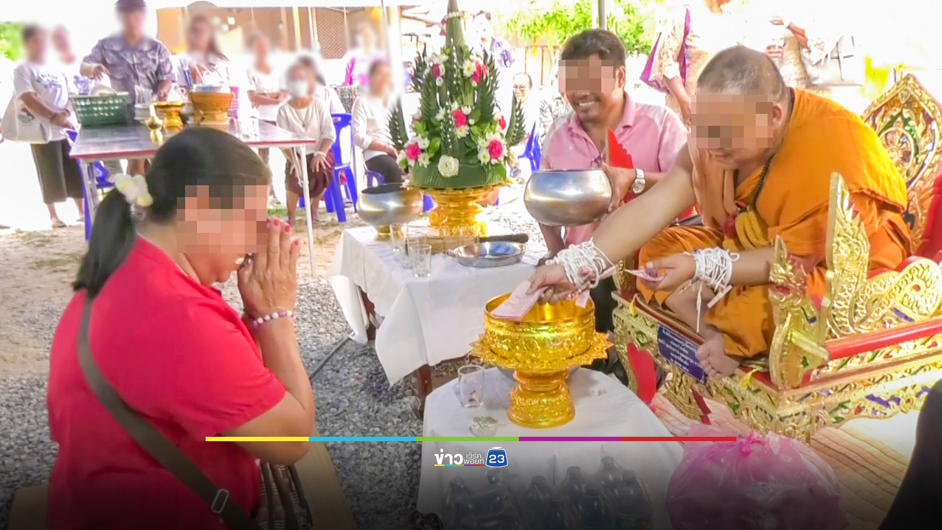 พระนักเทศน์เมืองย่าโม แจกเงินชาวบ้านฉลองงานวันคล้ายวันเกิด