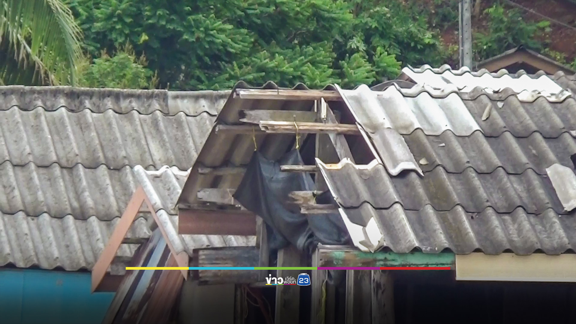 พายุถล่มหมู่บ้านชายทะเลเสียหายกว่า 20 หลังคา เรือแตกกว่า 10 ลำ
