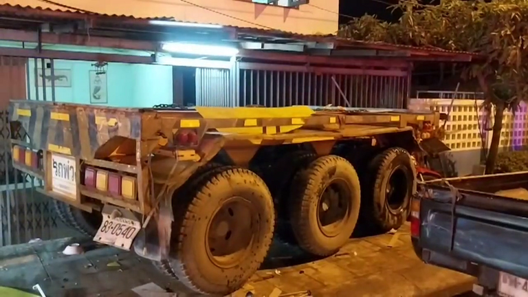 สลักหางพ่วงบรรทุกหลุดพุ่งชนร้านค้าตาย 1 เจ็บ 5