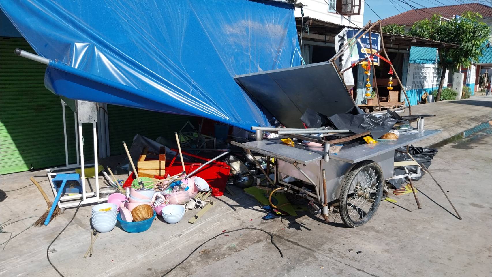 สลักหางพ่วงบรรทุกหลุดพุ่งชนร้านค้าตาย 1 เจ็บ 5