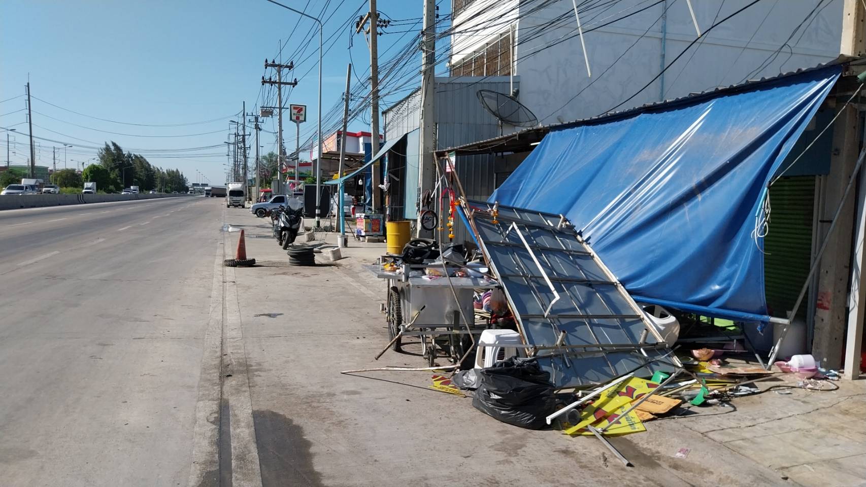 สลักหางพ่วงบรรทุกหลุดพุ่งชนร้านค้าตาย 1 เจ็บ 5