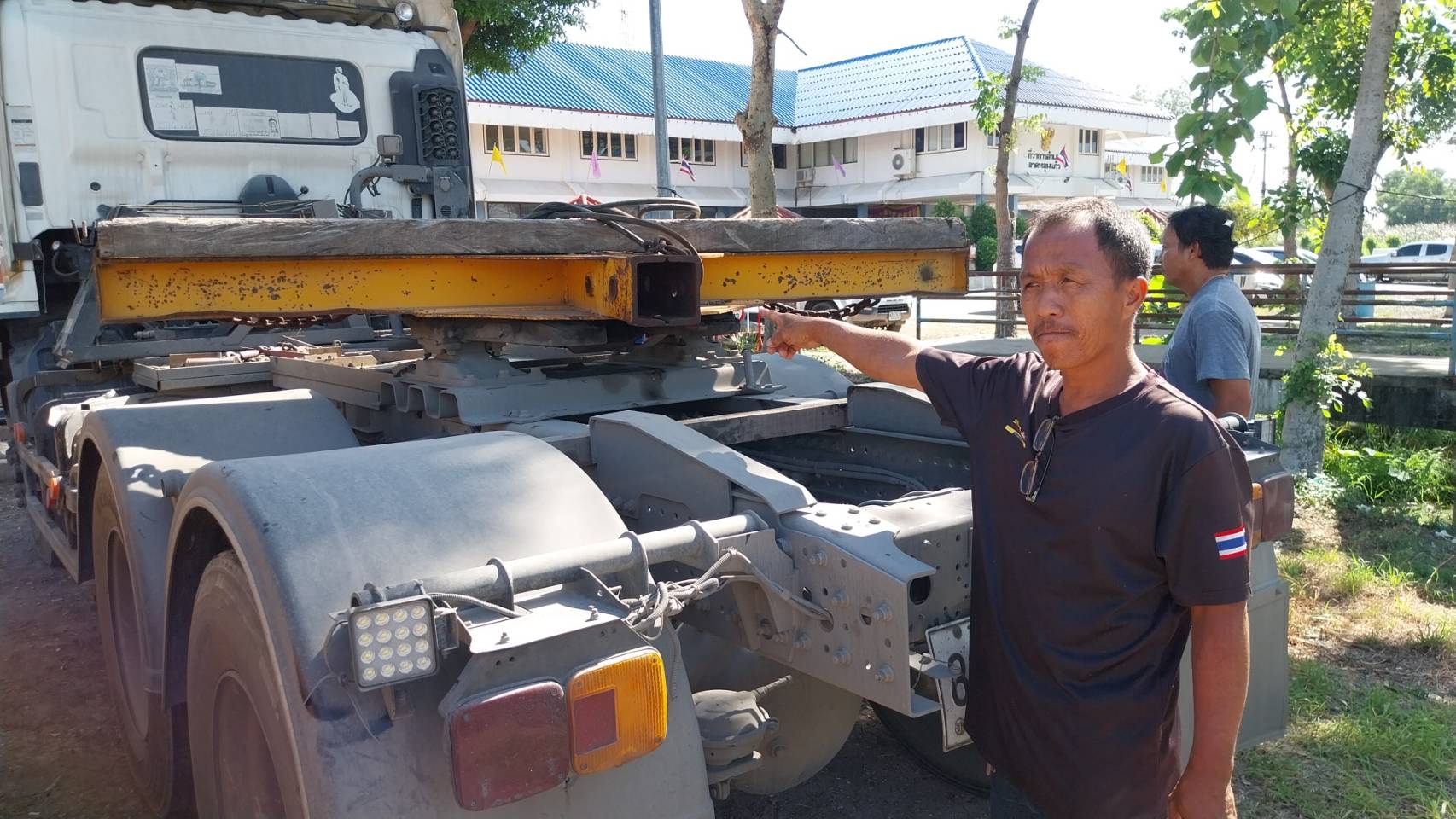 สลักหางพ่วงบรรทุกหลุดพุ่งชนร้านค้าตาย 1 เจ็บ 5