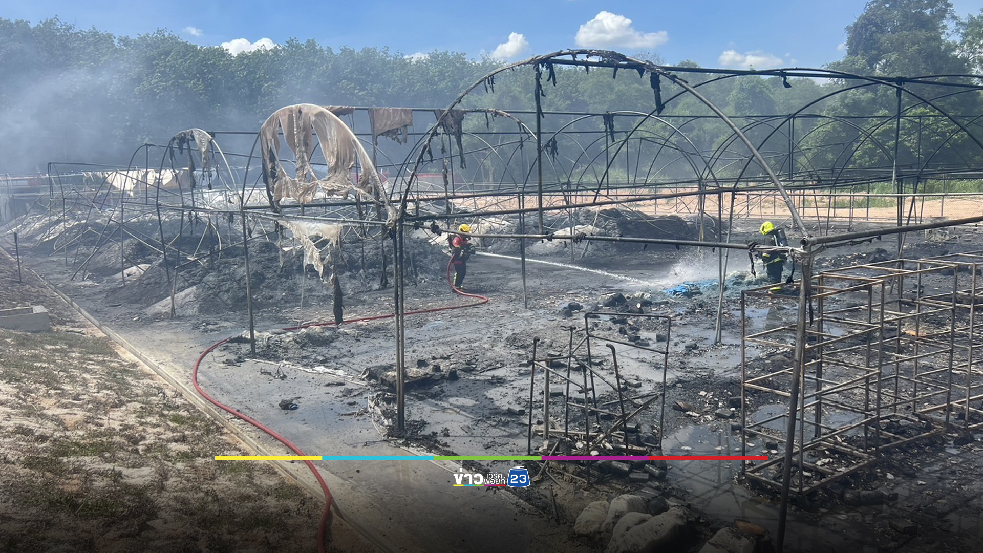 ไฟไหม้โกดังเก็บเม็ดพลาสติก อ.ปลวกแดง เสียหาย 20 ล้าน