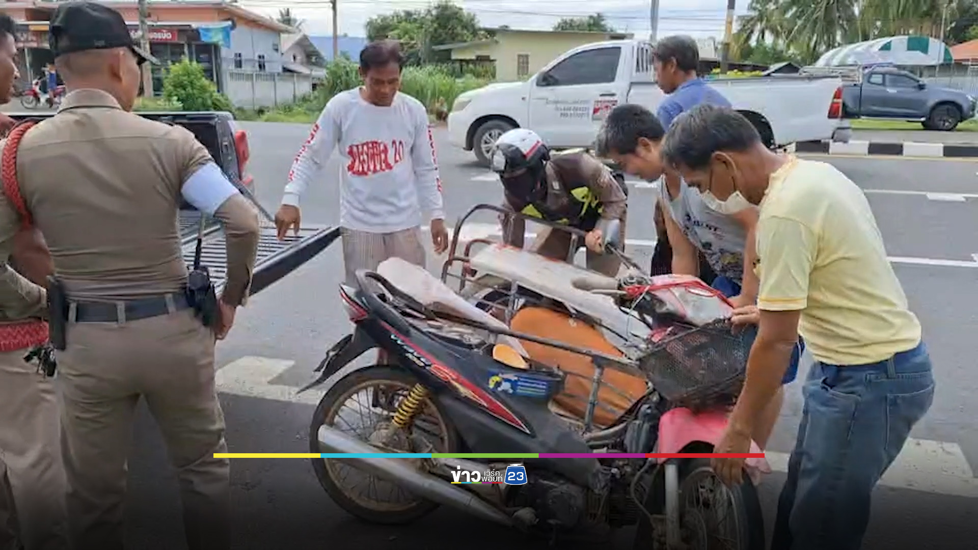 2 ลุงเมาปลิ้นขี่รถตัดหน้าเก๋ง เมียตามด่า “ทำไมไม่ตาย”