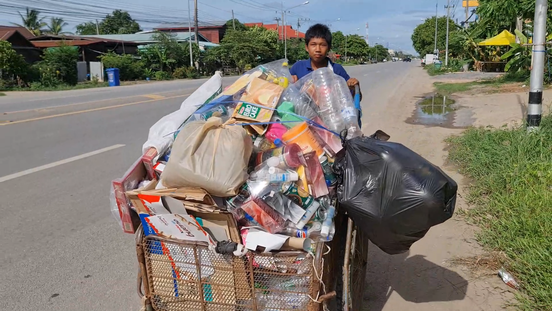 เด็กกตัญญูเดินเท้าเปล่าเข็นรถตระเวนเก็บขยะขายหาเงินช่วยครอบครัว