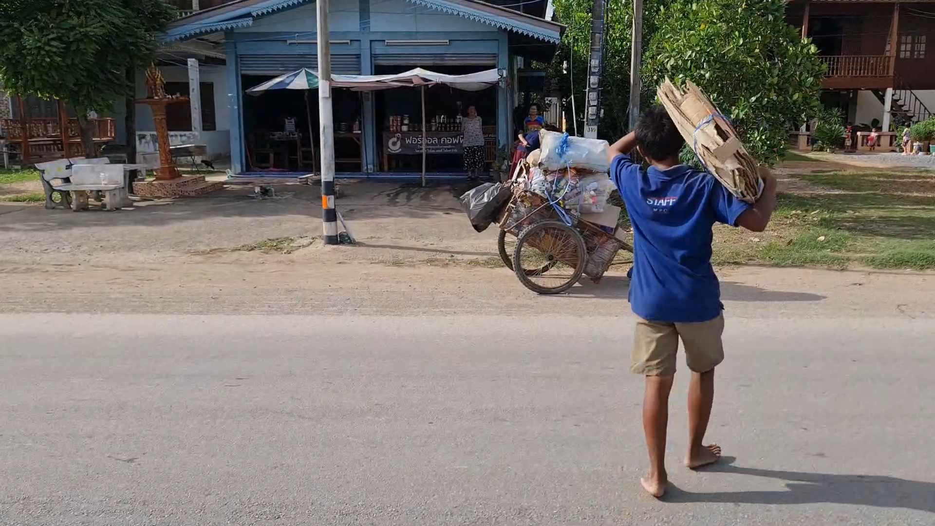 เด็กกตัญญูเดินเท้าเปล่าเข็นรถตระเวนเก็บขยะขายหาเงินช่วยครอบครัว
