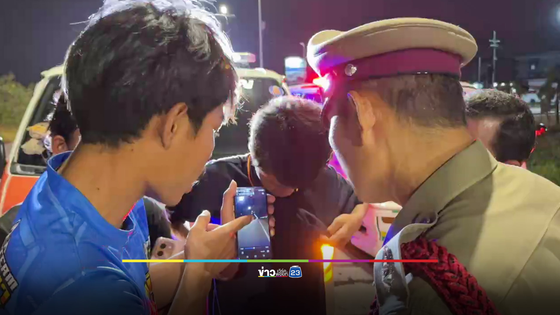 หนุ่มหมอบซิ่งเสียหลักชนท้ายรถพ่วงจอดข้างทางดับคาที่
