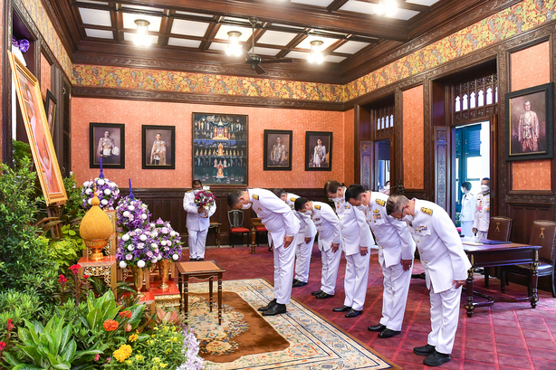 นายกรัฐมนตรีและภริยา ลงนามถวายพระพรชัยมงคลสมเด็จพระนางเจ้าฯ พระบรมราชินี