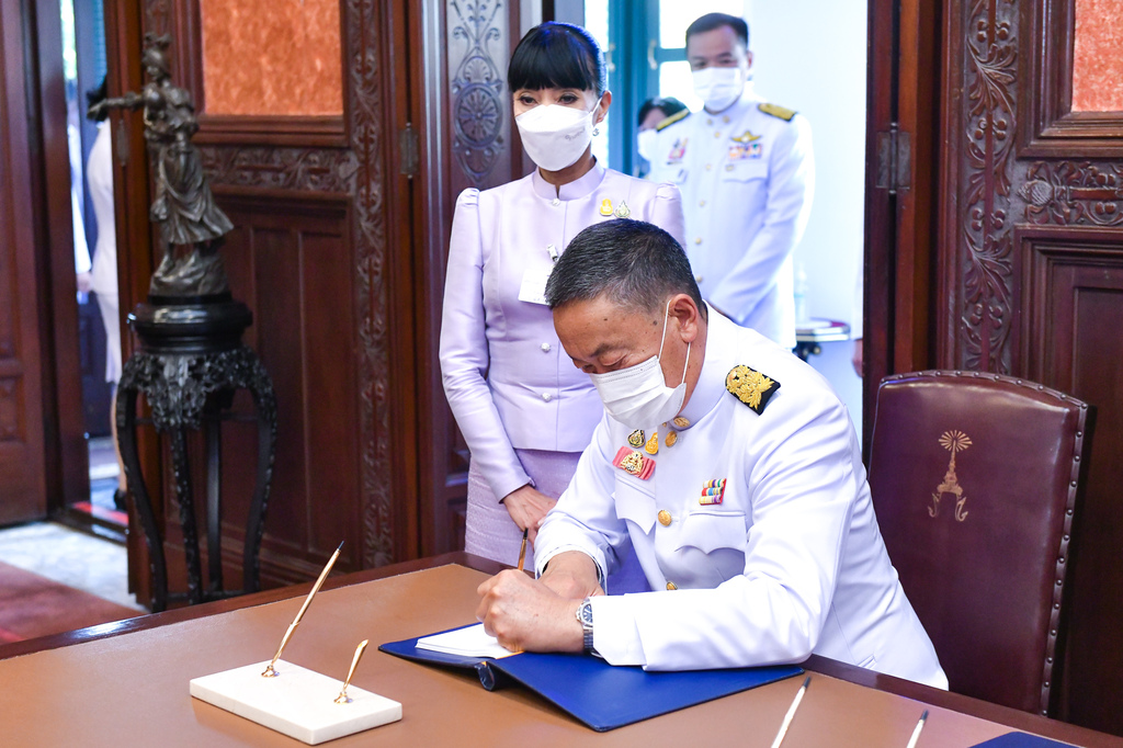 นายกรัฐมนตรีและภริยา ลงนามถวายพระพรชัยมงคลสมเด็จพระนางเจ้าฯ พระบรมราชินี