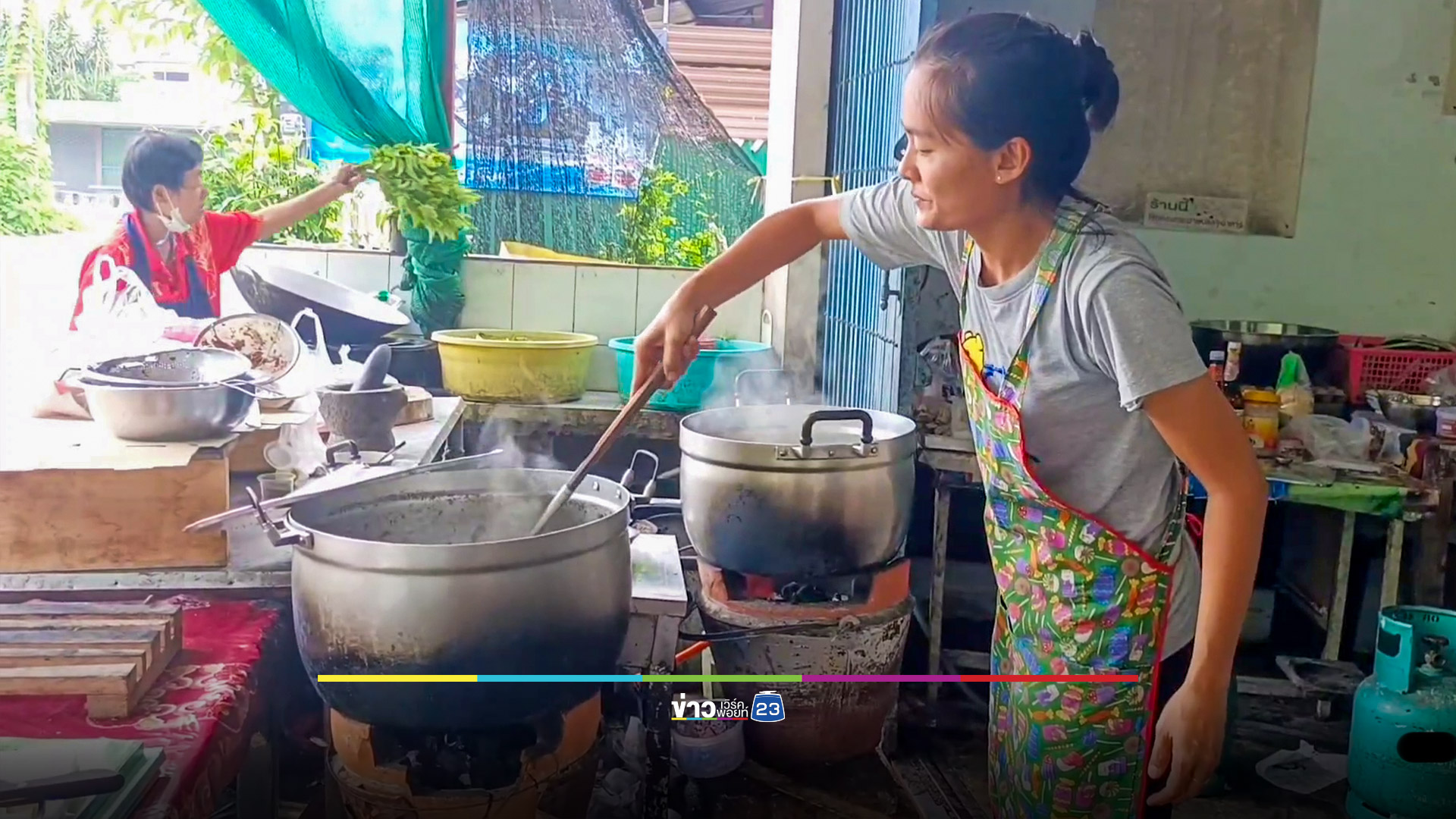 ไม่หวั่นแก๊สหุงต้มขึ้นราคา ร้านข้าวแกงใช้เตาถ่าน