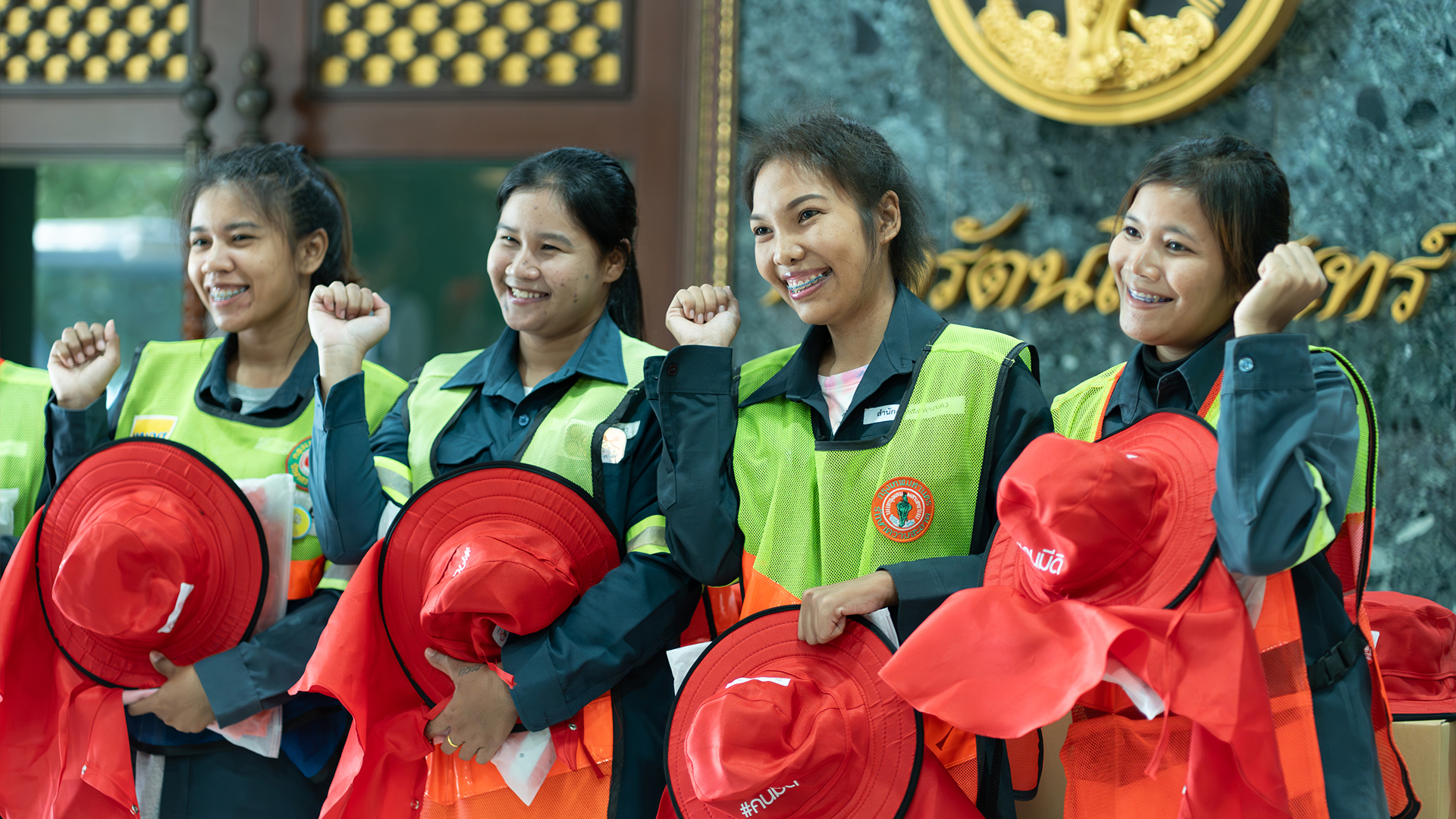 "ดีคอลเจน"มอบชุดกันฝน - หมวก 2 พันชุด ให้เจ้าหน้าที่ กทม.ที่ทำงานกลางแจ้ง