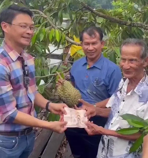 คุณตาวัย 80 ปี ปลูกทุเรียนลอยแพต้นแรกของไทย
