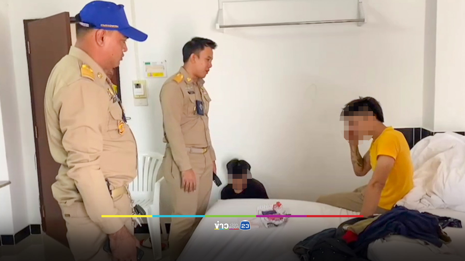 สำนึกเมื่อสาย! หนุ่มถูกจับยาบ้า ขอกอดและกราบลาแม่ก่อนเข้าคุก