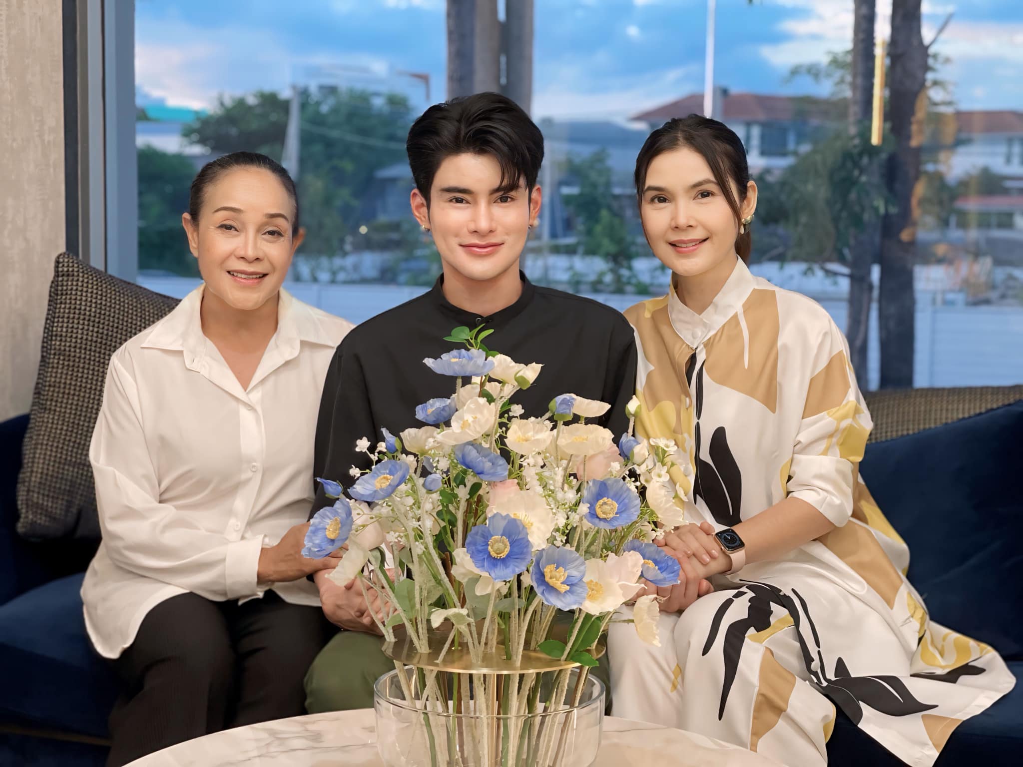 เจ้าหญิงลูกทุ่ง "ฝน ธนสุนทร" หวนคืนเวทีหมอลำเสียงอิสาน กลับสู่อ้อมใจ "นกน้อย อุไรพร"