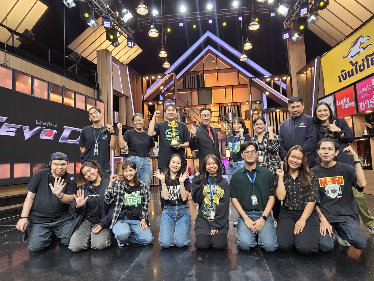 ชื่นมื่น! “ปัญญา นิรันดร์กุล” พร้อมทีมปัญญาปันสุข รับมอบ 2 รางวัลใหญ่แห่งปี