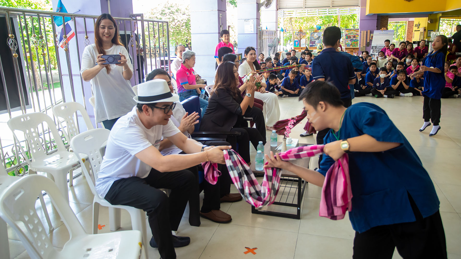 มูลนิธิเวิร์คพอยท์ฯ มอบพัดลมติดผนัง 30 ตัว ให้โรงเรียนเด็กพิเศษคุณพ่อเรย์
