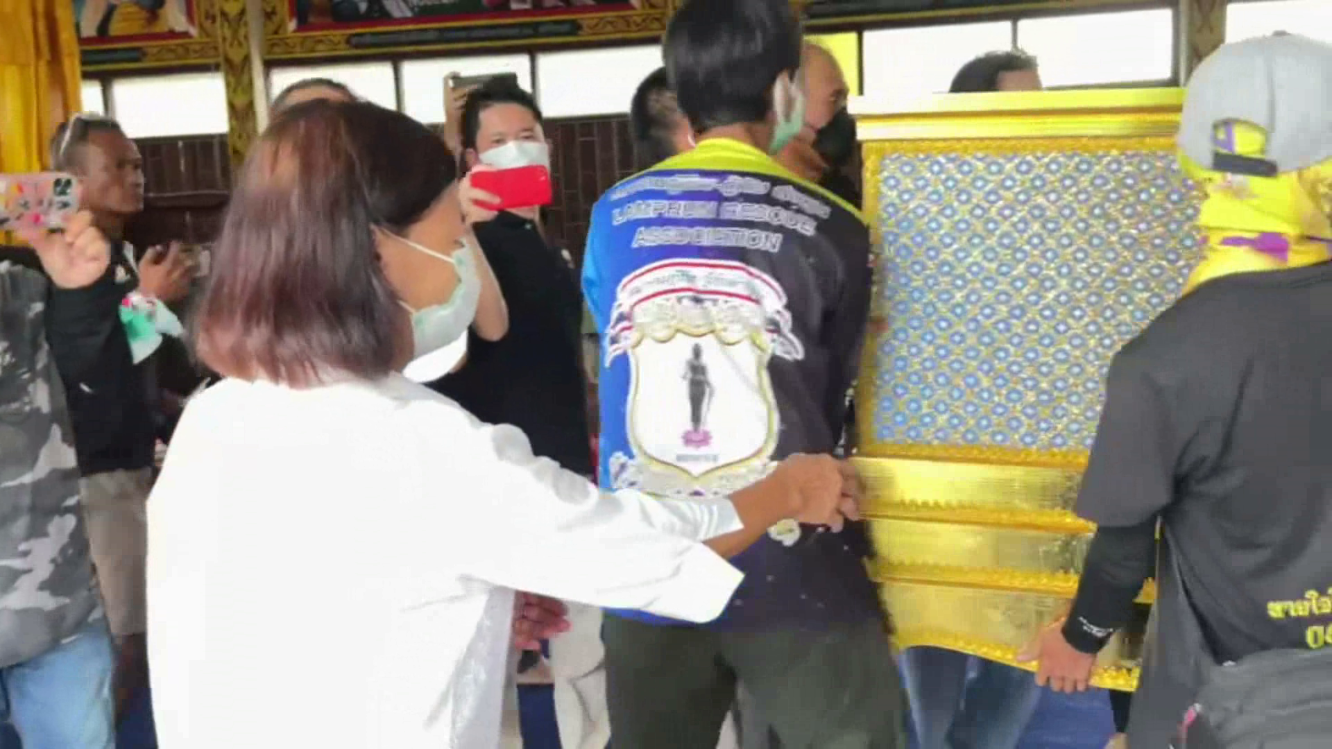 แม่ 'รองแบงค์' ร่ำไห้เกาะโลงศพลูกชายแน่น
