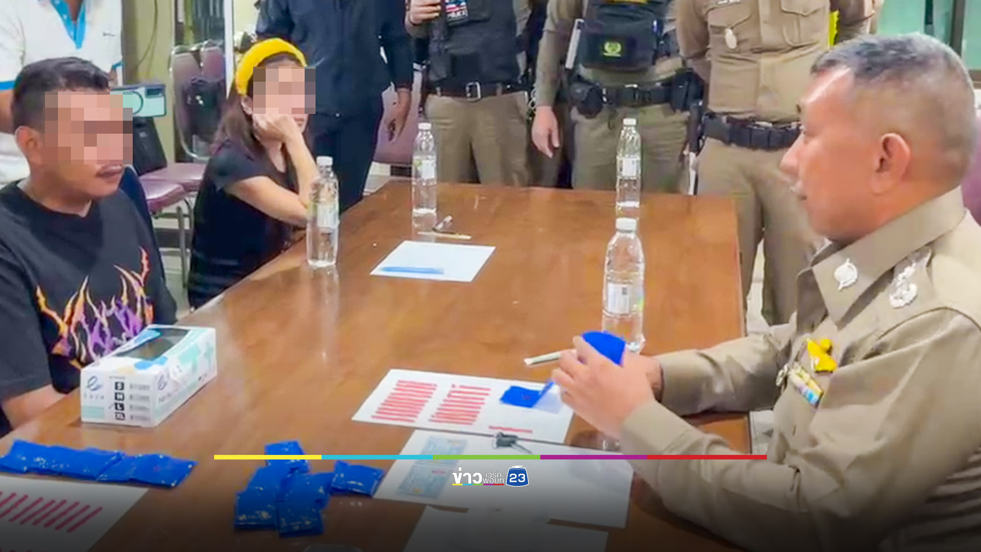 ตำรวจบุกบ้านปลุก รวบตัวพ่อค้ายาบ้าคาที่นอน