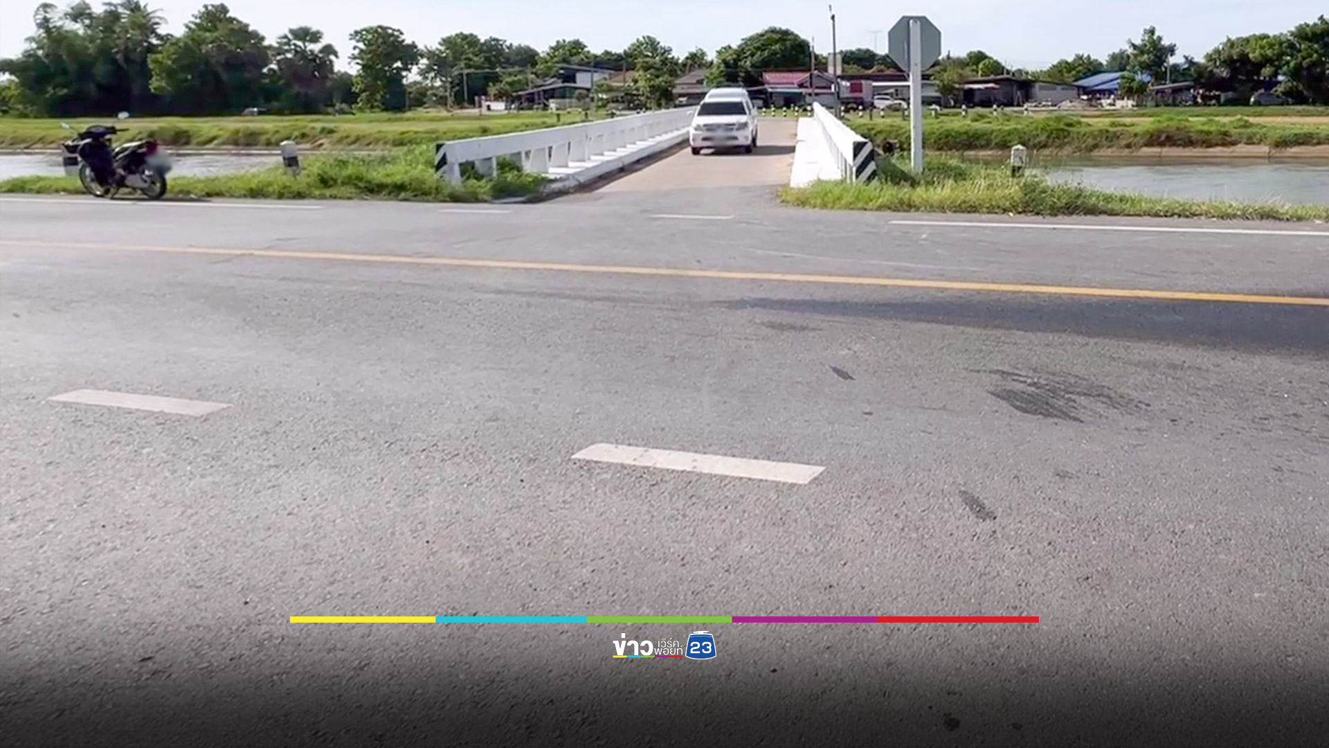 ขับเก๋งวิ่งตาม GPS จะไปงานบวชเพื่อน พลาดพุ่งชน จยย.คนขี่ดับอนาถ