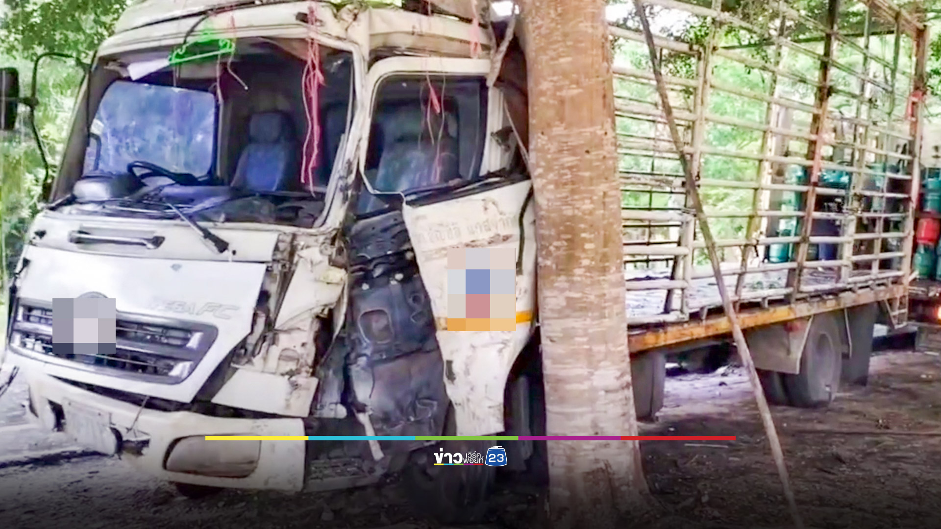 หวิดบึ้ม! รถพ่วงบรรทุกน้ำมันปาล์ม เสียหลักชนท้าย 6 ล้อขนถังแก๊ส
