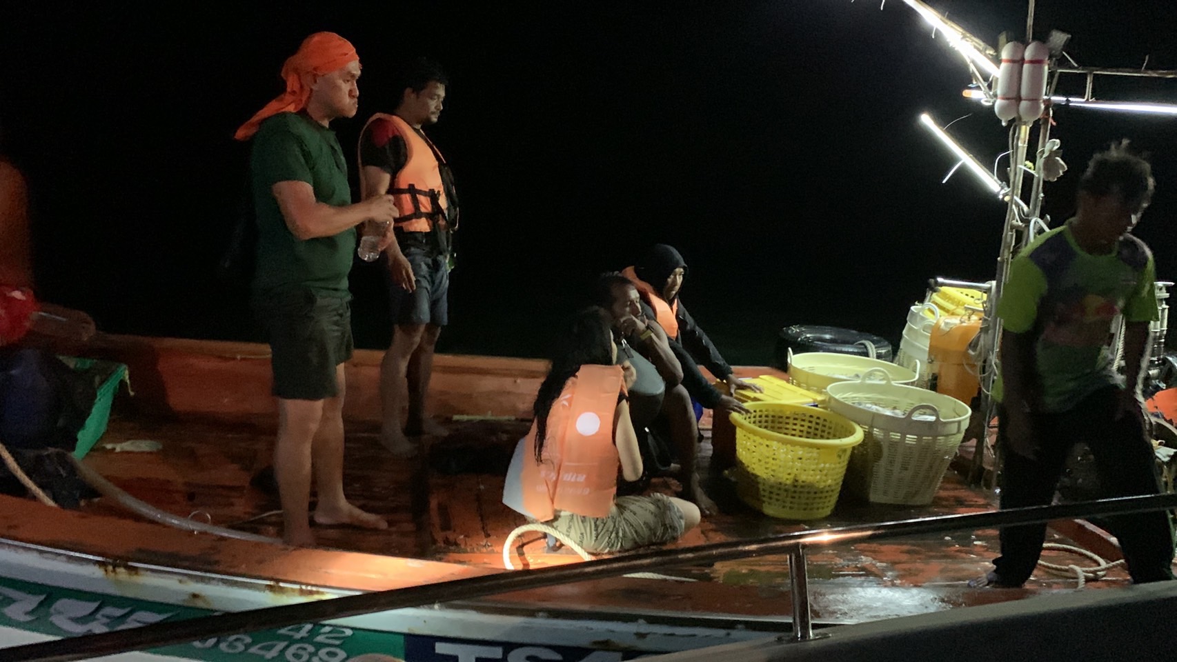 เรือสปีดโบ๊ท นทท. ล่ม 5 ชีวิตลอยคอกลางทะเล