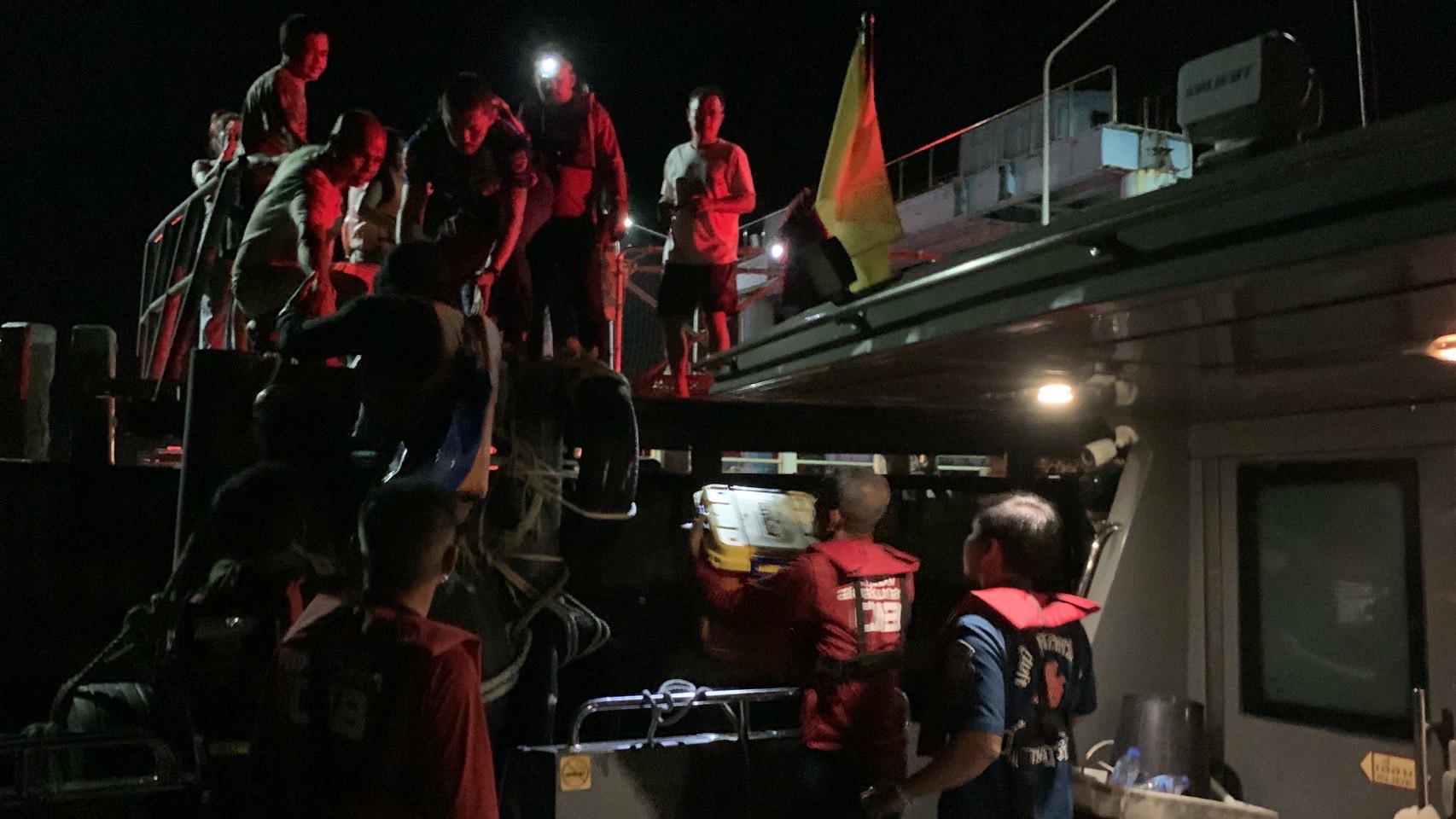 เรือสปีดโบ๊ท นทท. ล่ม 5 ชีวิตลอยคอกลางทะเล