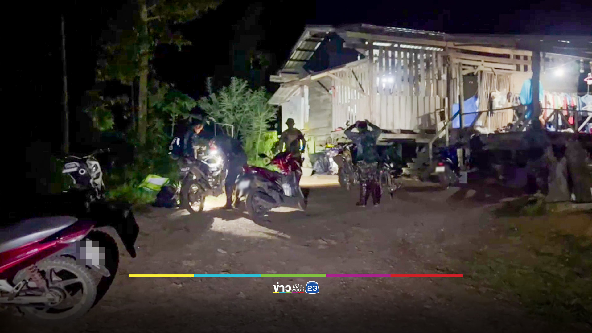 ผวา! ช้างป่าบุกบ้านเดินลอดใต้ถุน พังรถ-เสาไฟ บุกสวนผลไม้ชาวบ้าน