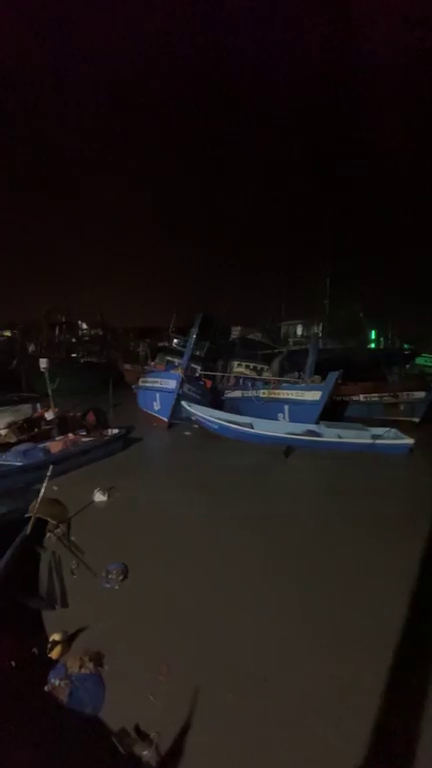 แรงลมเกินต้าน! คลื่นซัดเรือประมงทยอยจมต่อหน้า