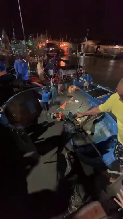 แรงลมเกินต้าน! คลื่นซัดเรือประมงทยอยจมต่อหน้า