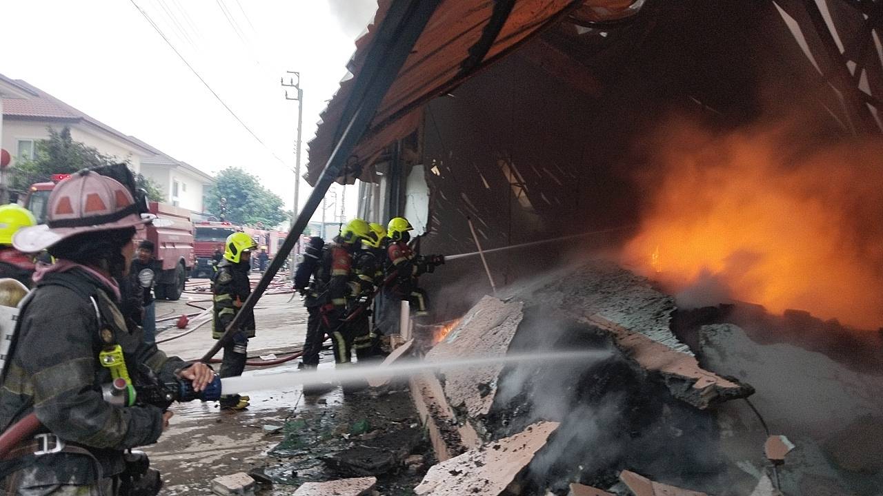 ระทึก!ไฟไหม้โกดังเก็บสินค้าย่านลาดกระบัง อาคารทรุดตัว