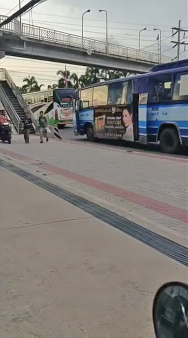 แม่ร้อง วินฯ ขี่ย้อนศรบนทางเท้า หวิดชนลูกลงรถเมล์