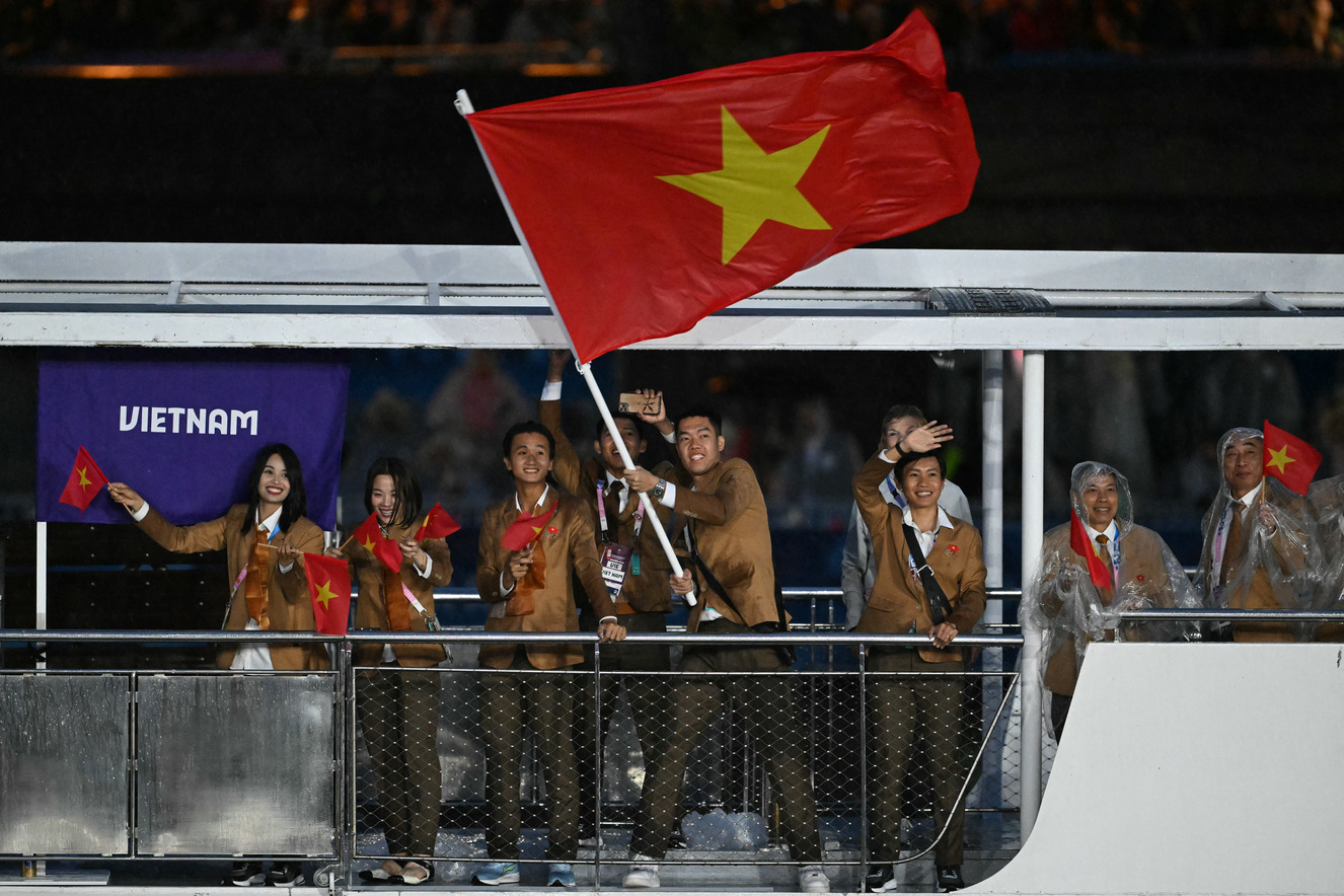 พิธีเปิดโอลิมปิก 2024 เริ่มต้นอย่างเป็นทางการ ขบวนเรือนักกีฬาทั้งหมดล่องเรือผ่านสถานที่สำคัญๆของกรุงปารีส