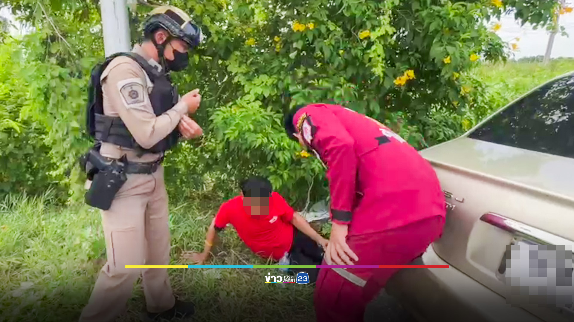 ลุงรมควันในรถ ทนสำลักไม่ไหวออกมาดิ้นทุรนทุรายบนถนน